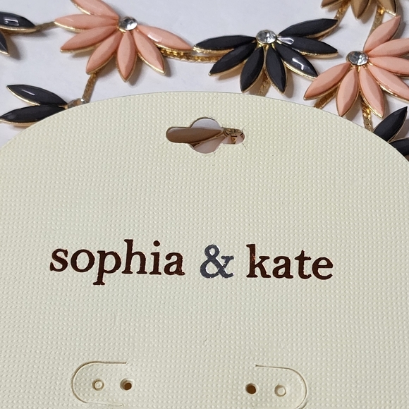 Sophia & Kate Statement Bib Flower Necklace - Picture 3 of 7